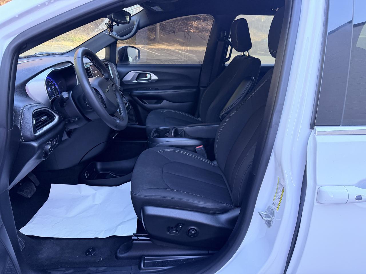 Chrysler Pacifica Touring FWD 2023