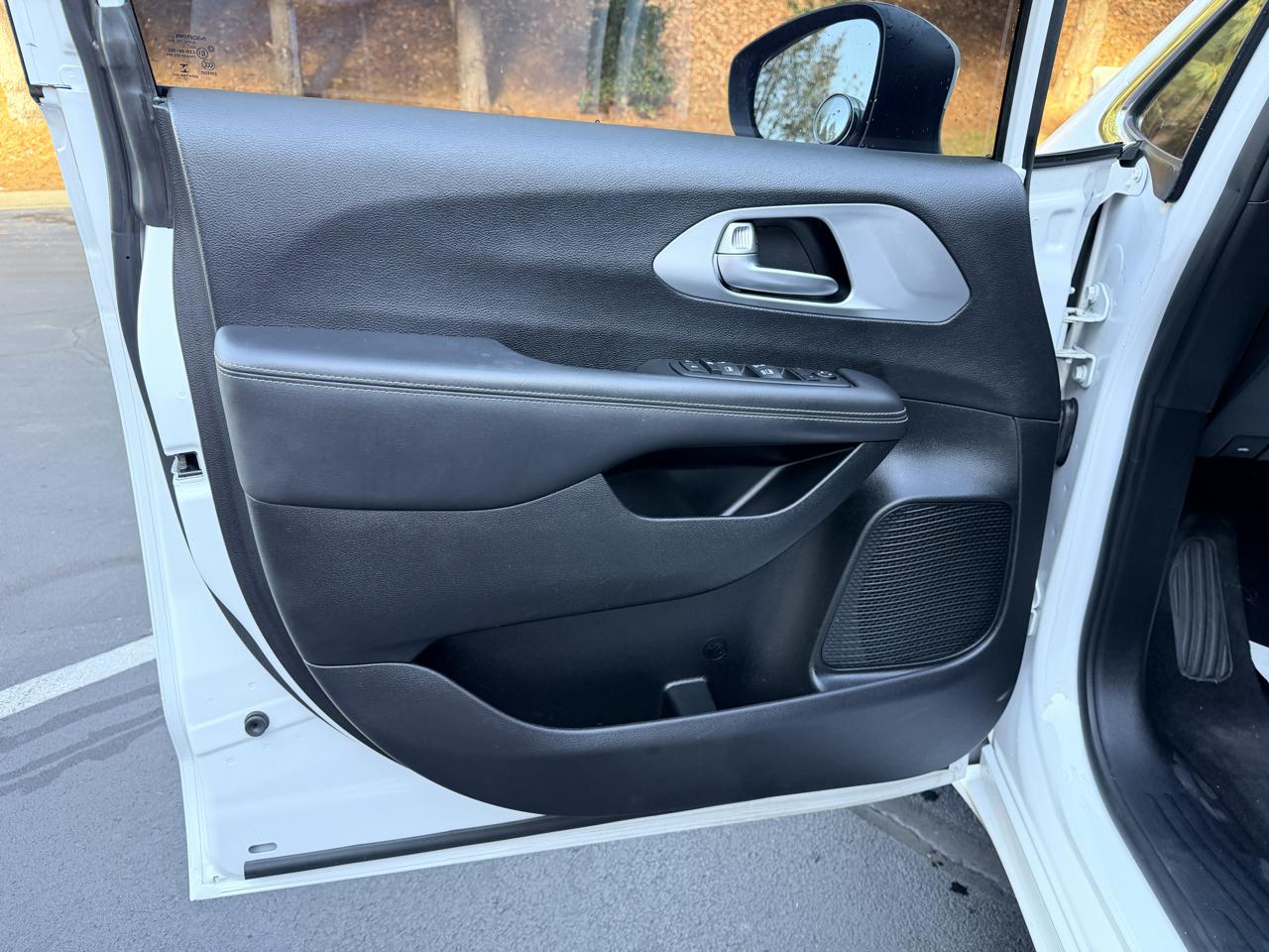 Chrysler Pacifica Touring FWD 2023