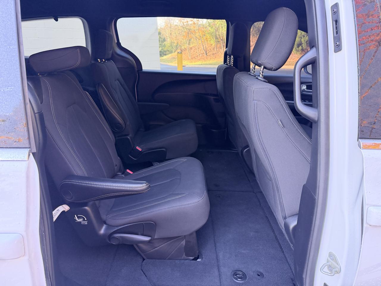 Chrysler Pacifica Touring FWD 2023