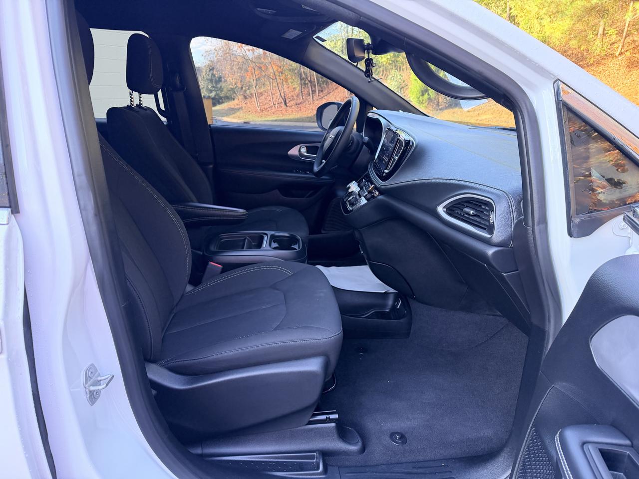 Chrysler Pacifica Touring FWD 2023