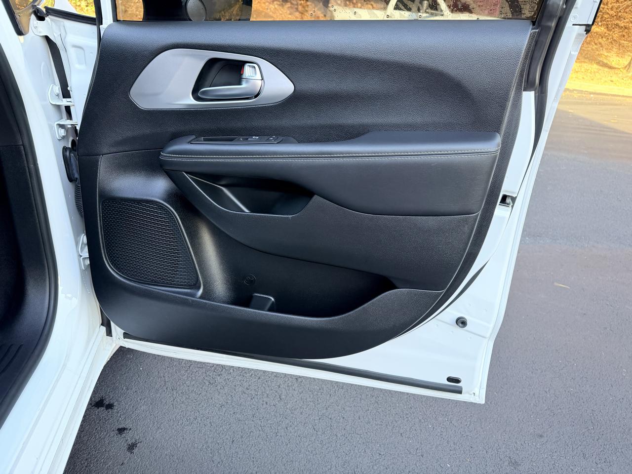 Chrysler Pacifica Touring FWD 2023