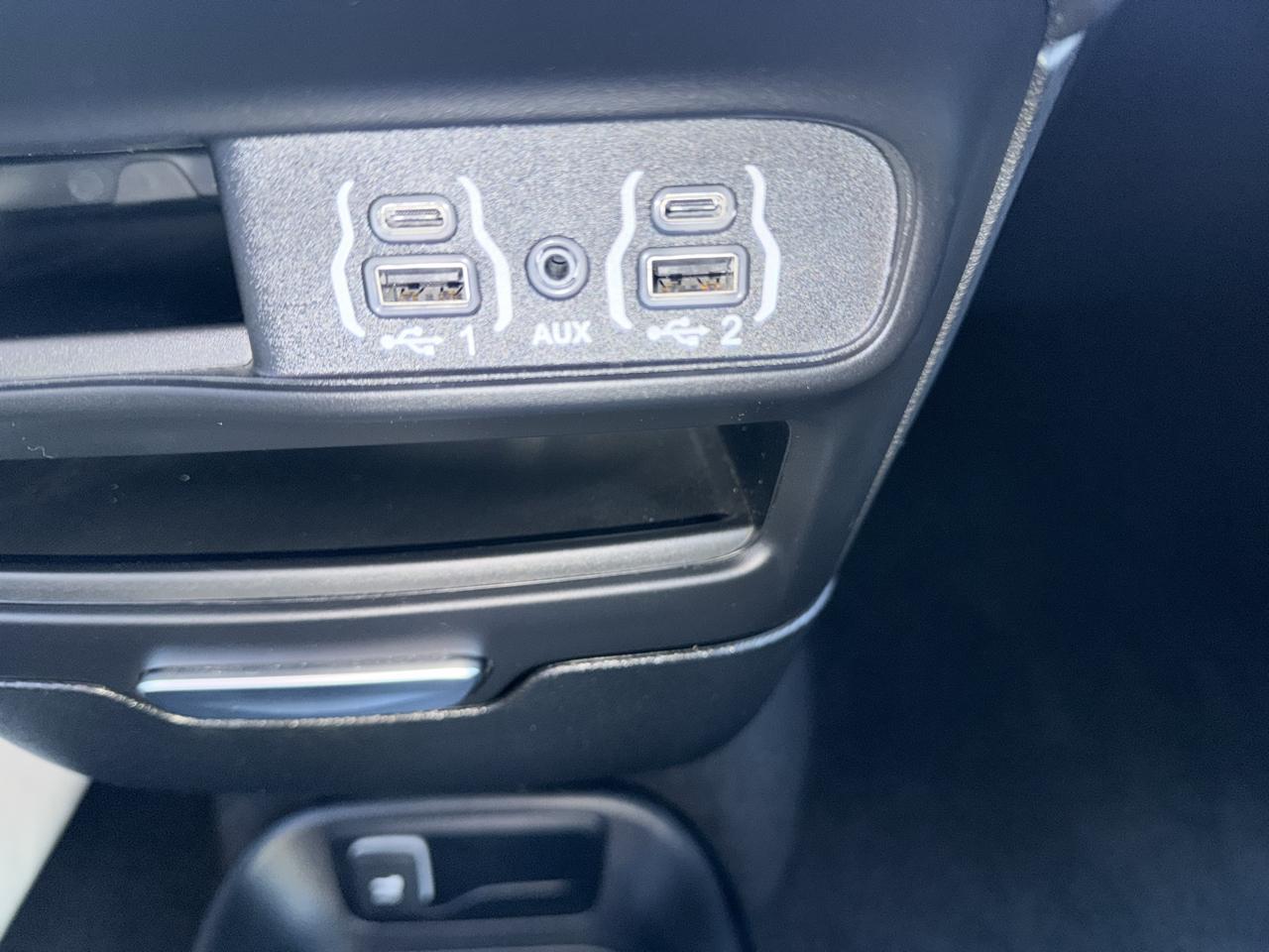 Chrysler Pacifica Touring FWD 2023