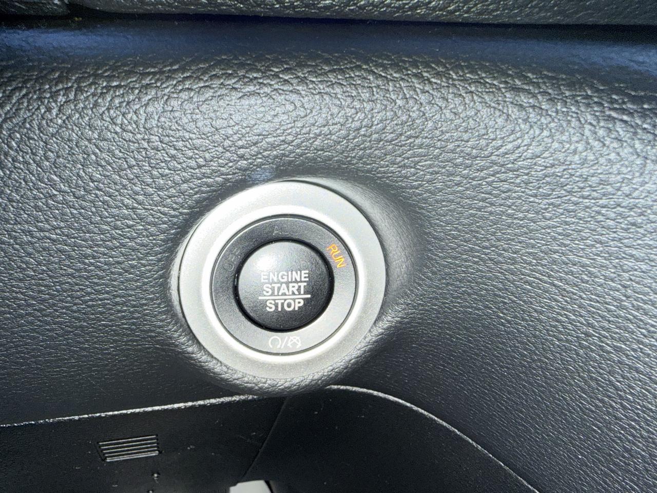 Chrysler Pacifica Touring FWD 2023