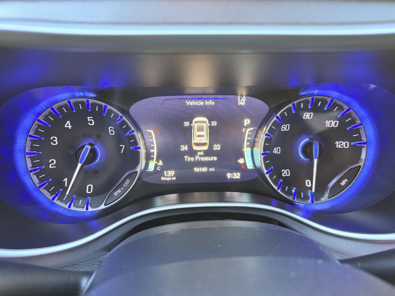 Chrysler Pacifica Touring FWD 2023