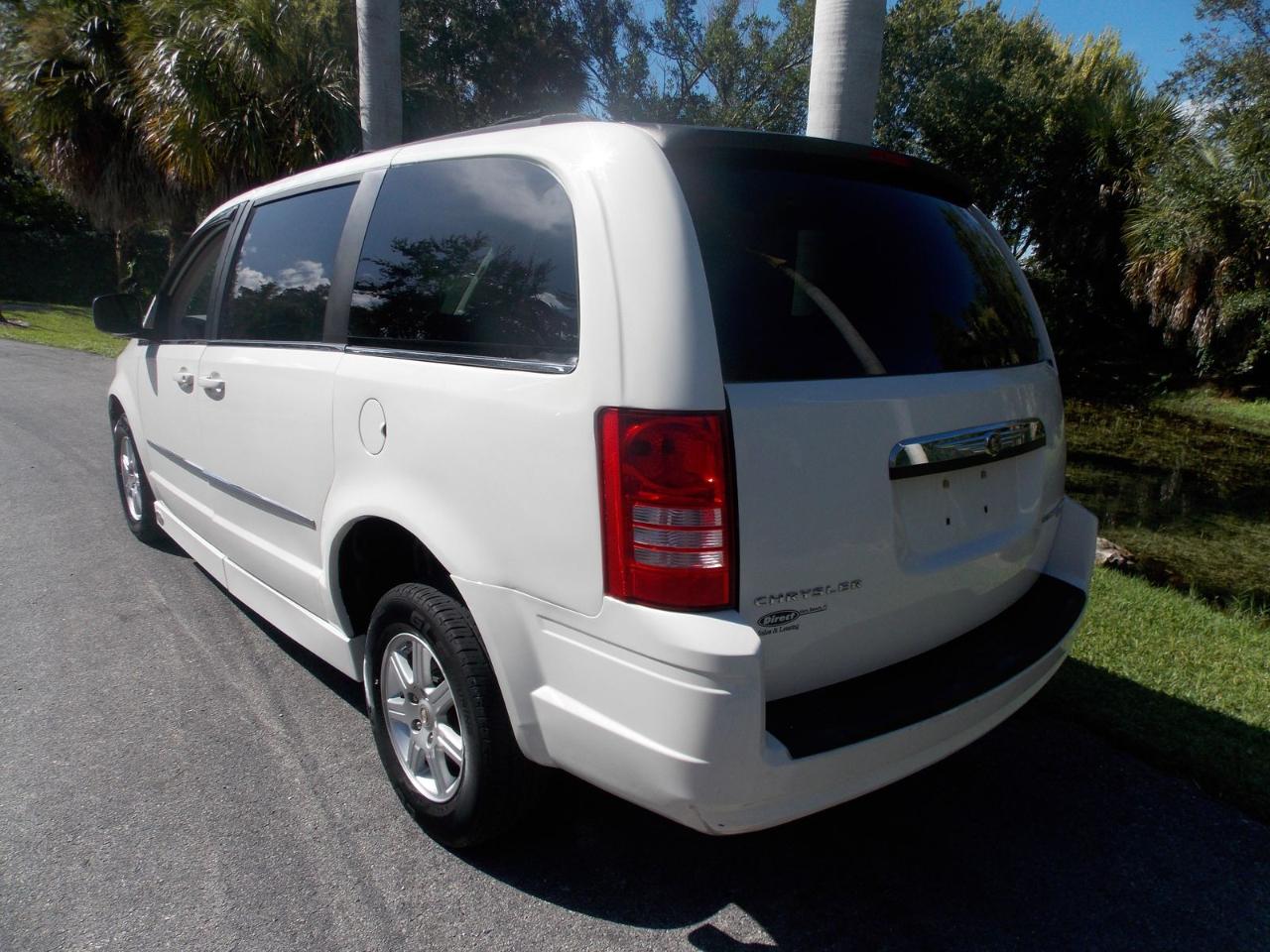 Chrysler Town & Country 4dr Wgn Touring 2010