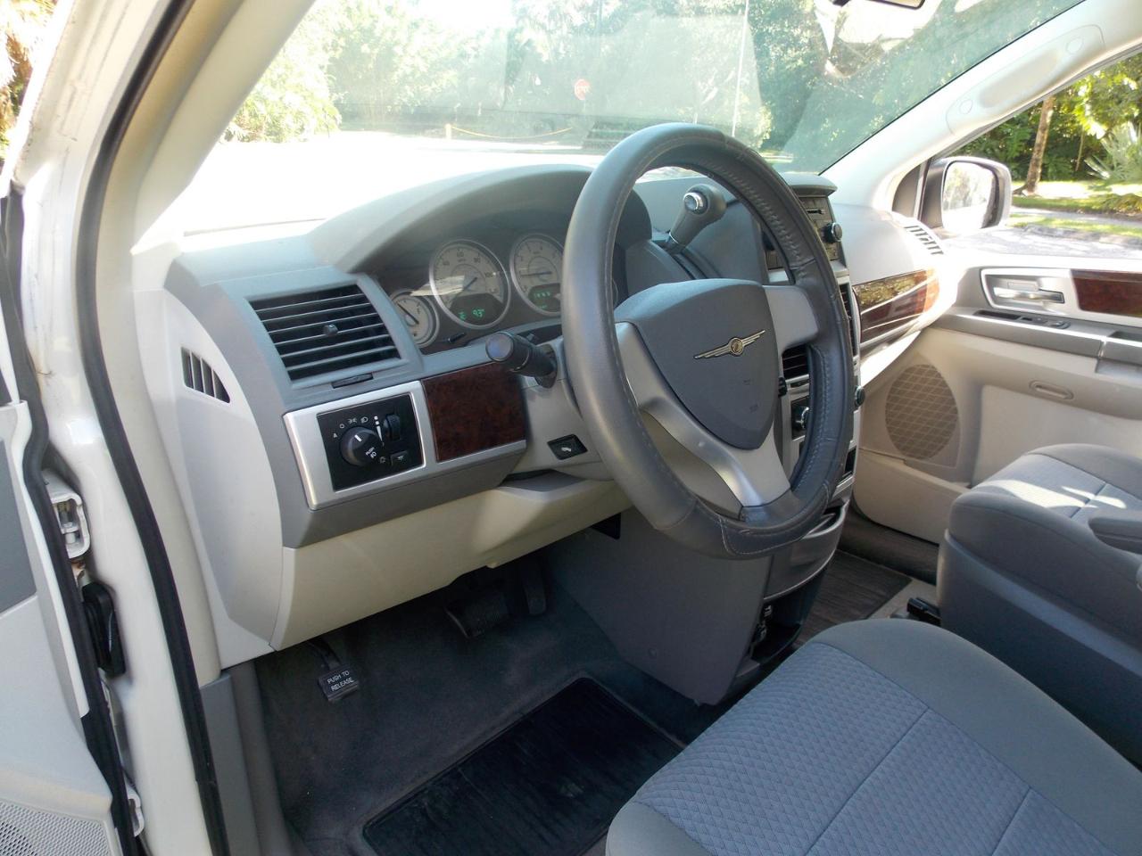 Chrysler Town & Country 4dr Wgn Touring 2010