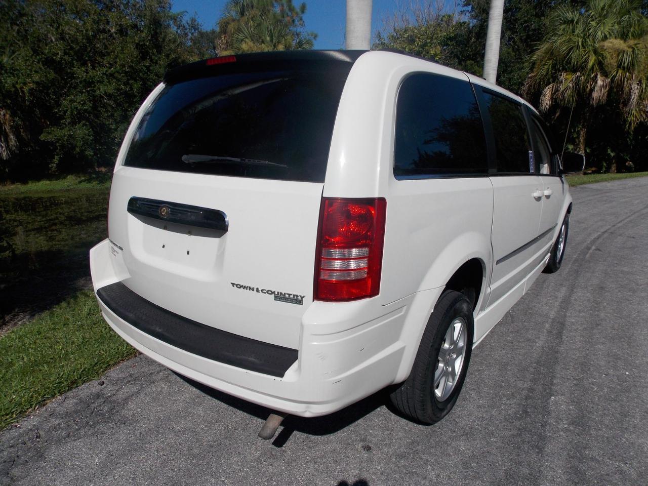 Chrysler Town & Country 4dr Wgn Touring 2010