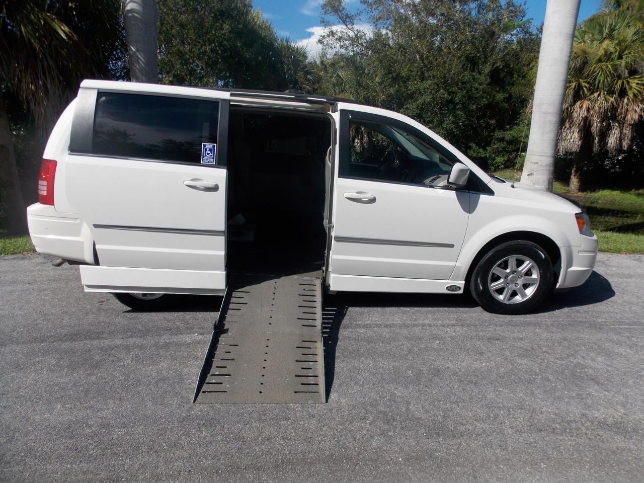 Chrysler Town & Country 4dr Wgn Touring 2010