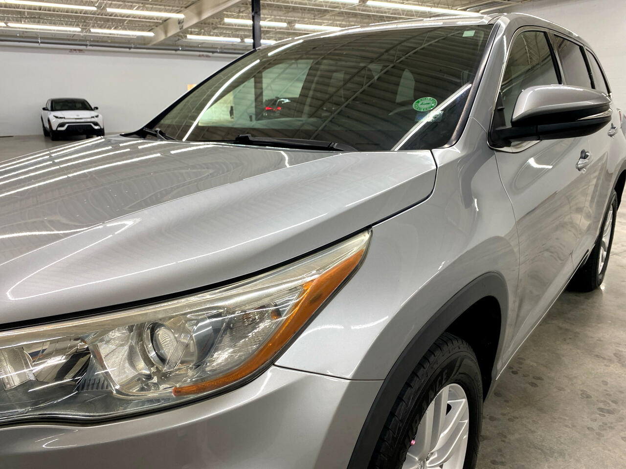 2015 Toyota Highlander LE photo 2