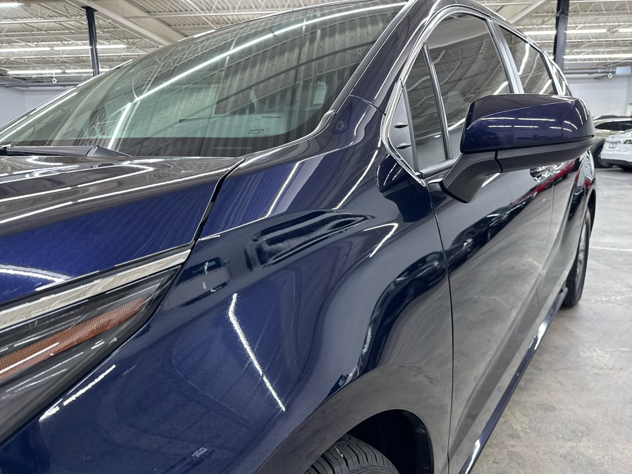 2022 Toyota Sienna XLE photo 2