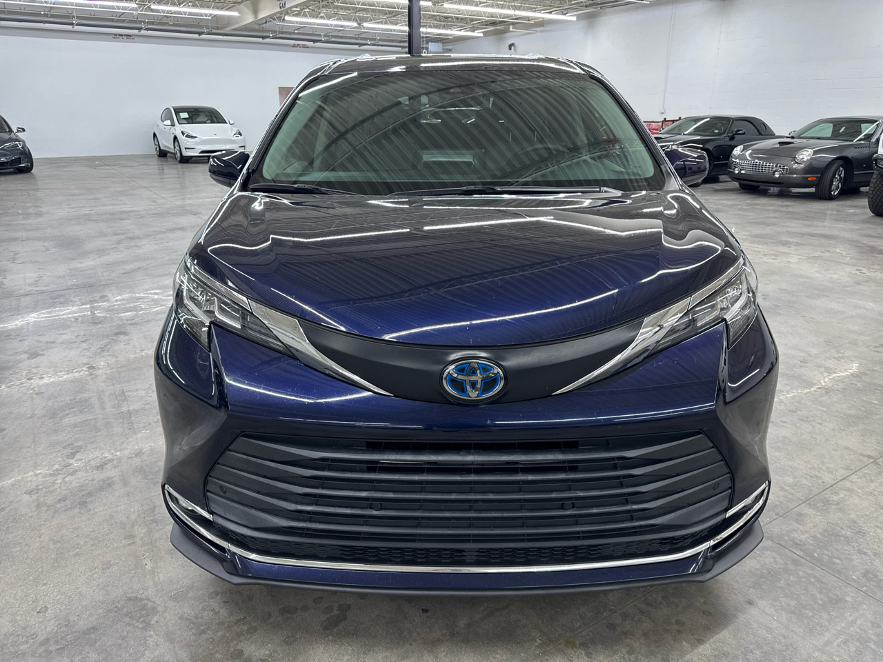 2022 Toyota Sienna XLE photo 3