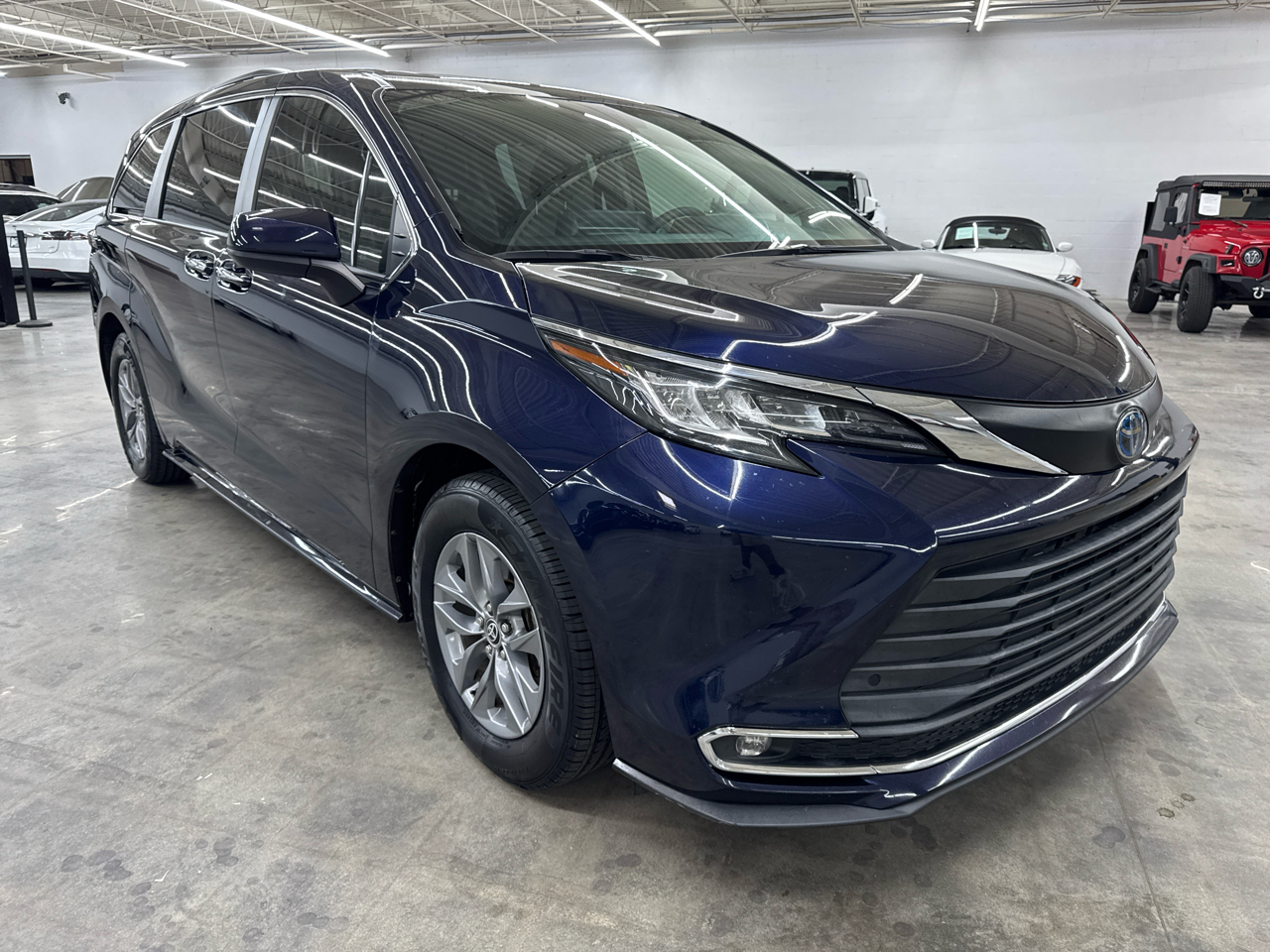 2022 Toyota Sienna XLE photo 4