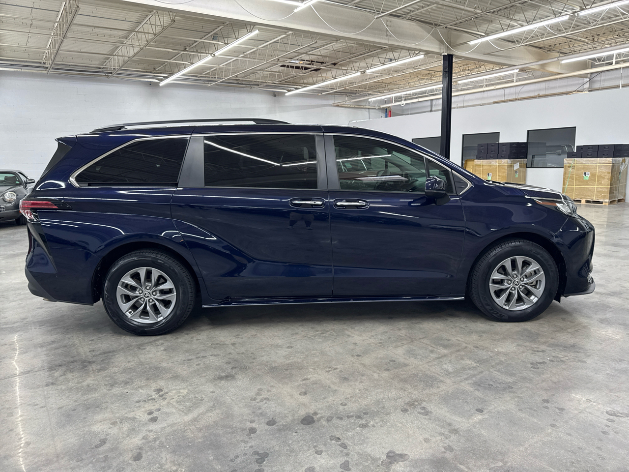 2022 Toyota Sienna XLE photo 6