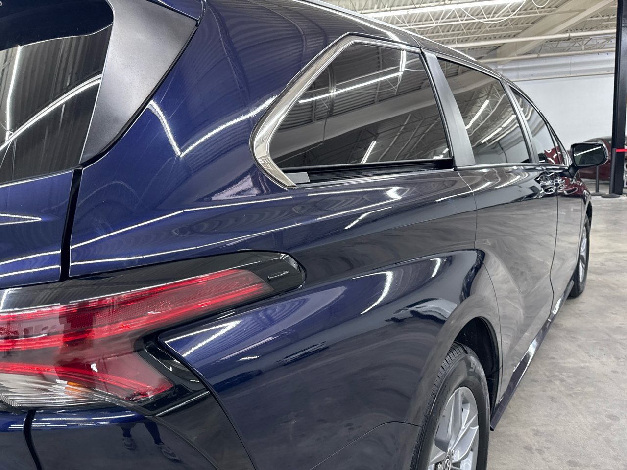 2022 Toyota Sienna XLE photo 8