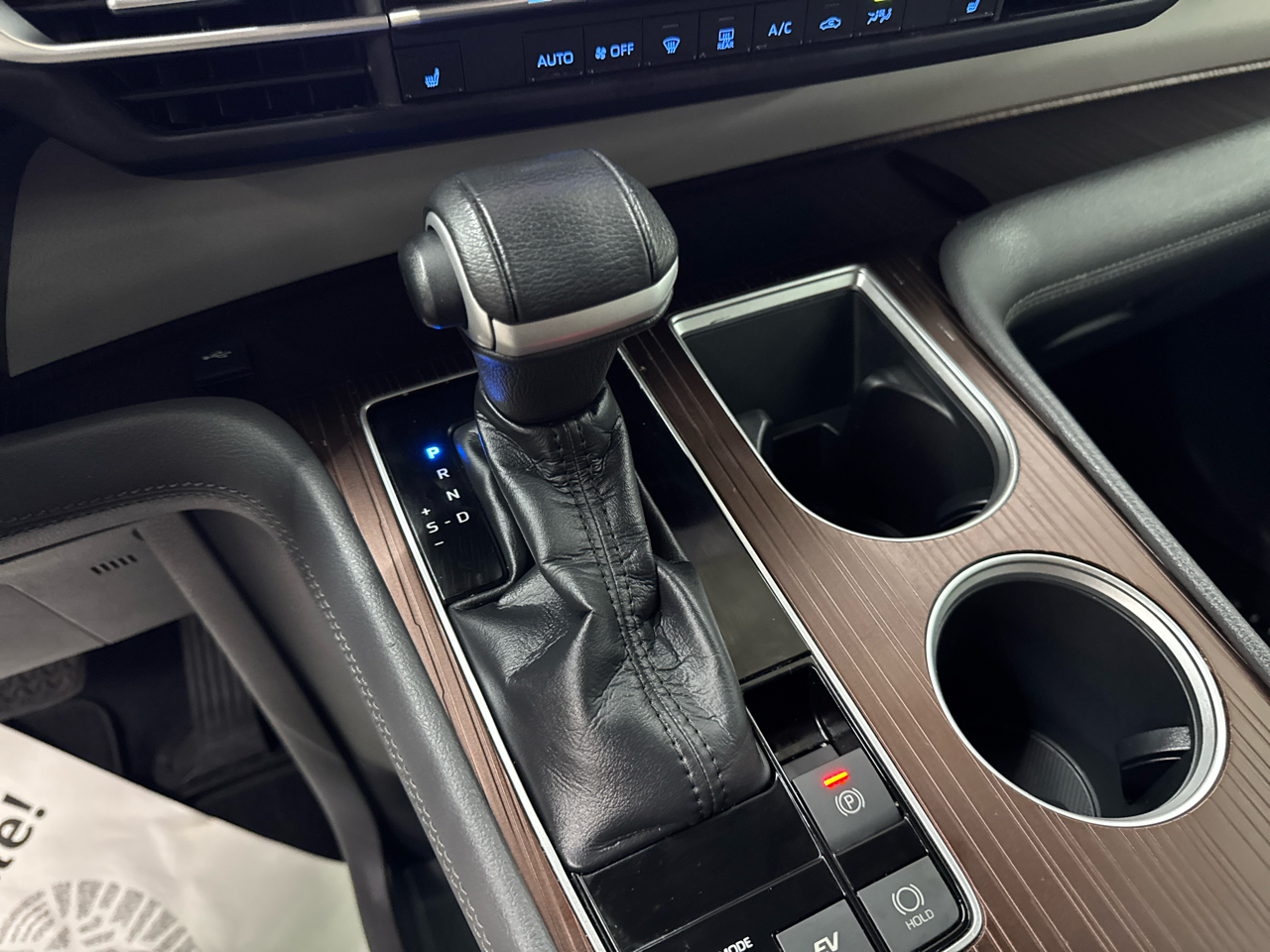 2022 Toyota Sienna XLE photo 16