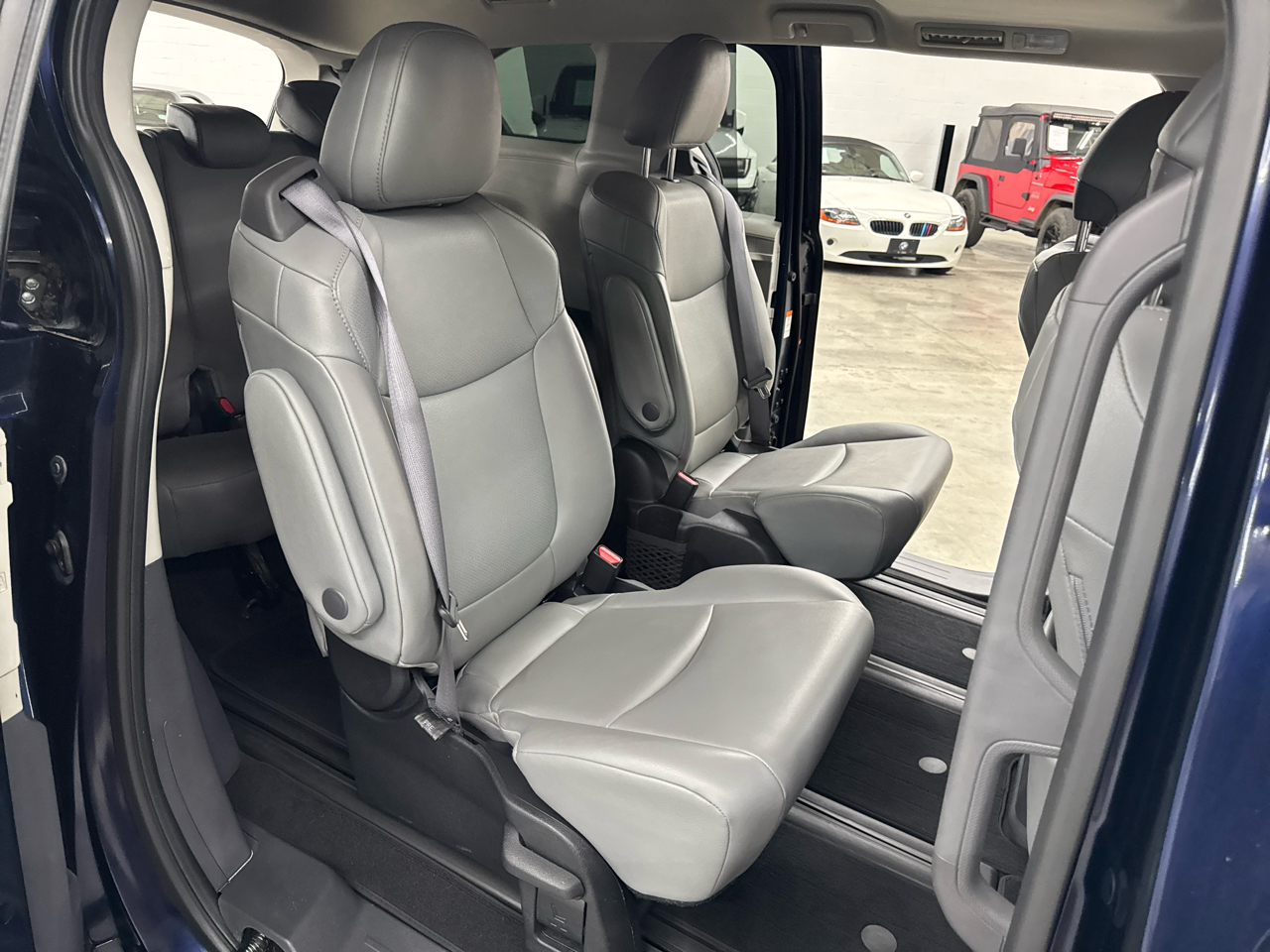 2022 Toyota Sienna XLE photo 21