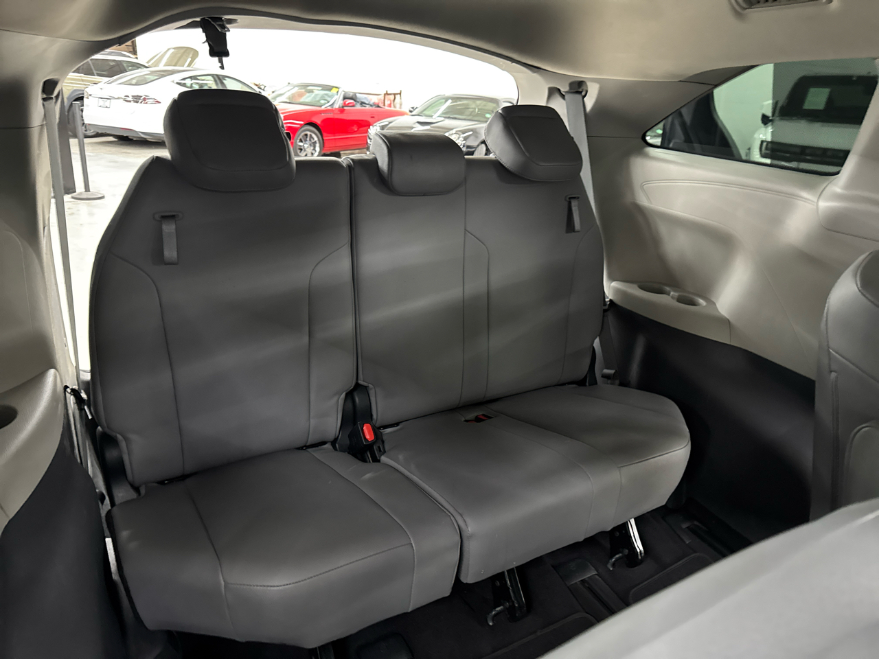 2022 Toyota Sienna XLE photo 22