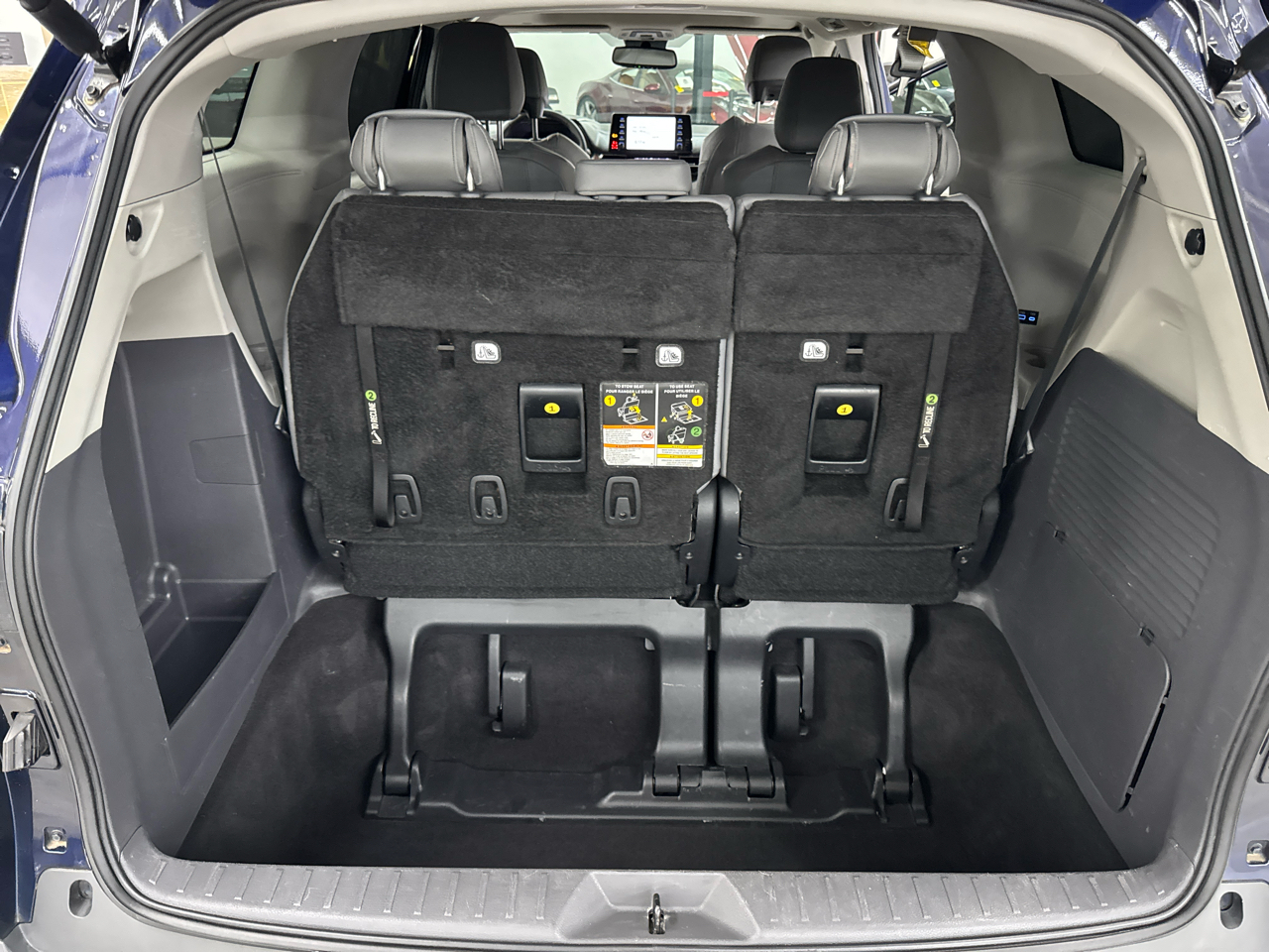 2022 Toyota Sienna XLE photo 26