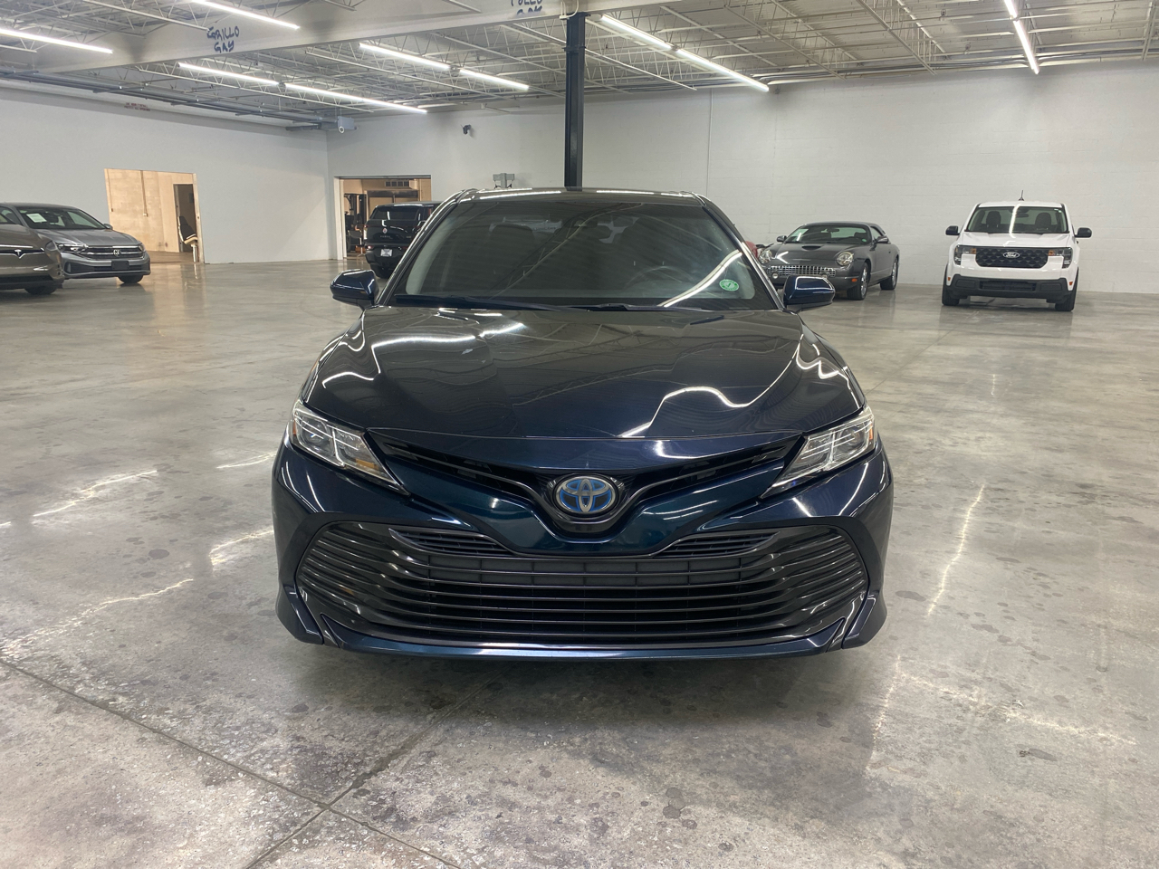 2018 Toyota Camry Hybrid LE photo 3