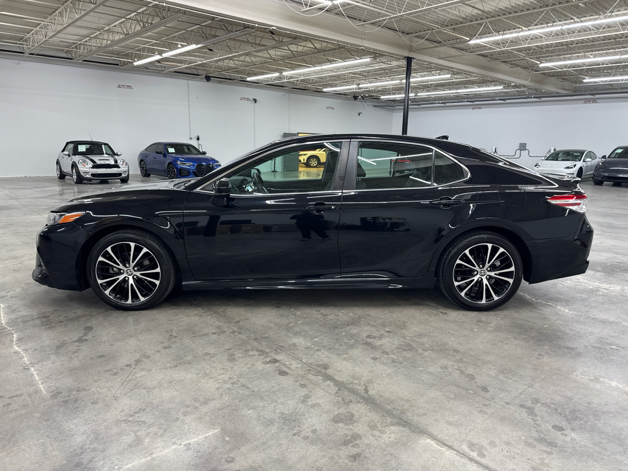 Toyota Camry SE Auto (Natl) 2020