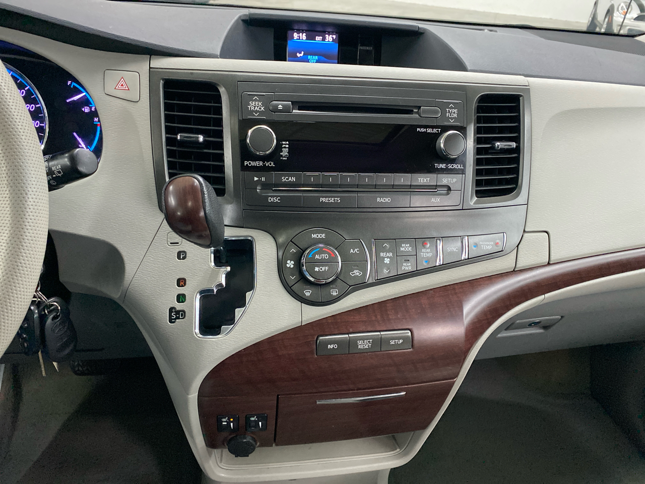 Toyota Sienna XLE 8-Passenger 2013