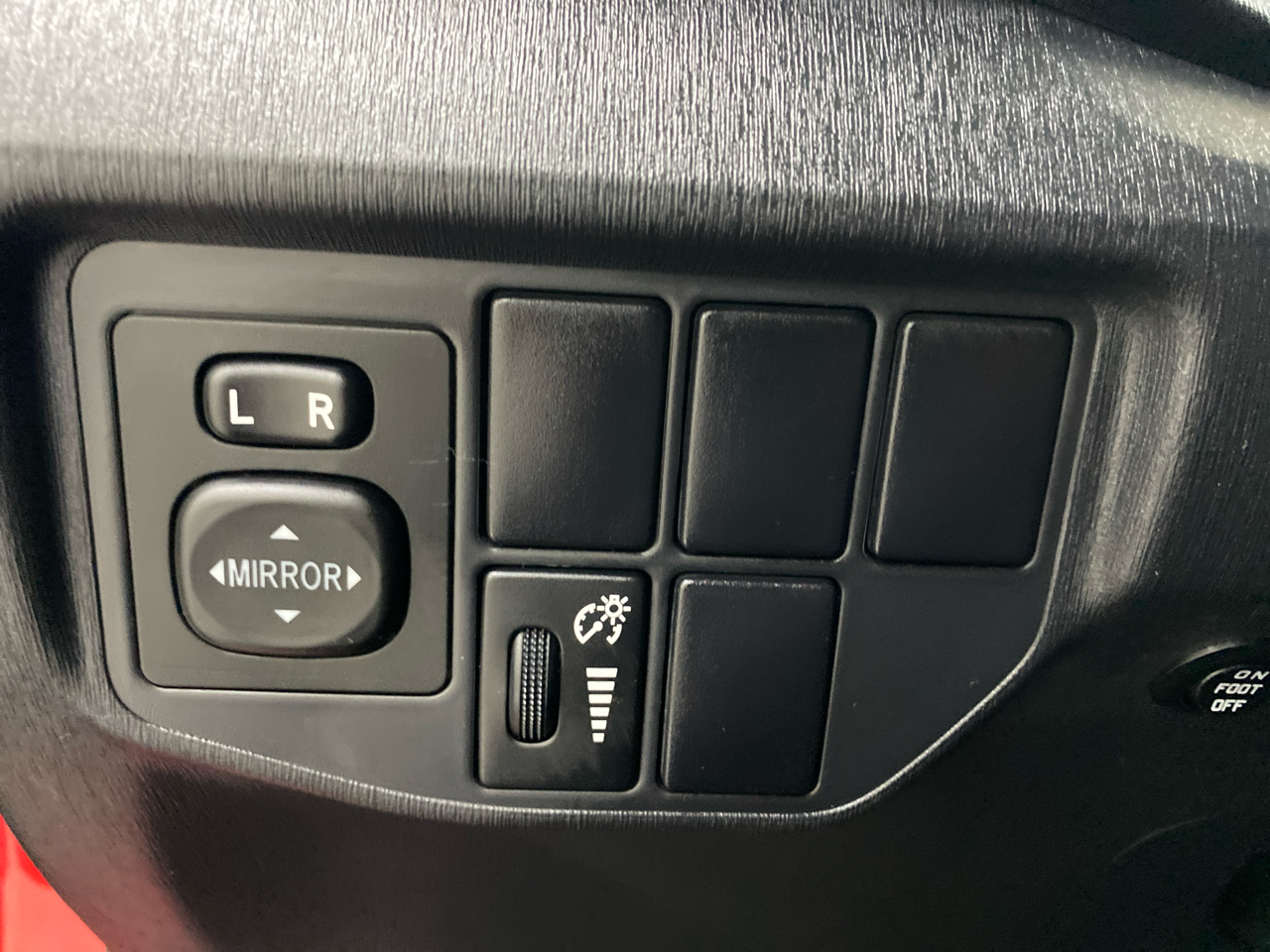 Toyota Prius 5dr HB Persona Series Special Edition (Natl) 2015