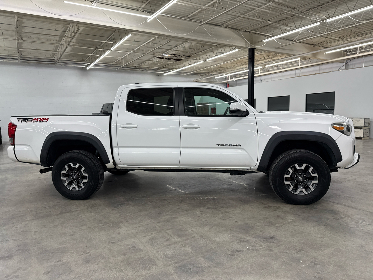 Toyota Tacoma TRD Off Road Double Cab 5' Bed V6 4x4 MT (Natl) 2017