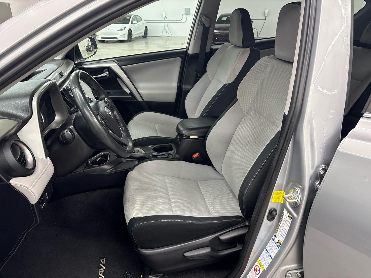 Toyota RAV4 AWD 4dr XLE (Natl) 2016