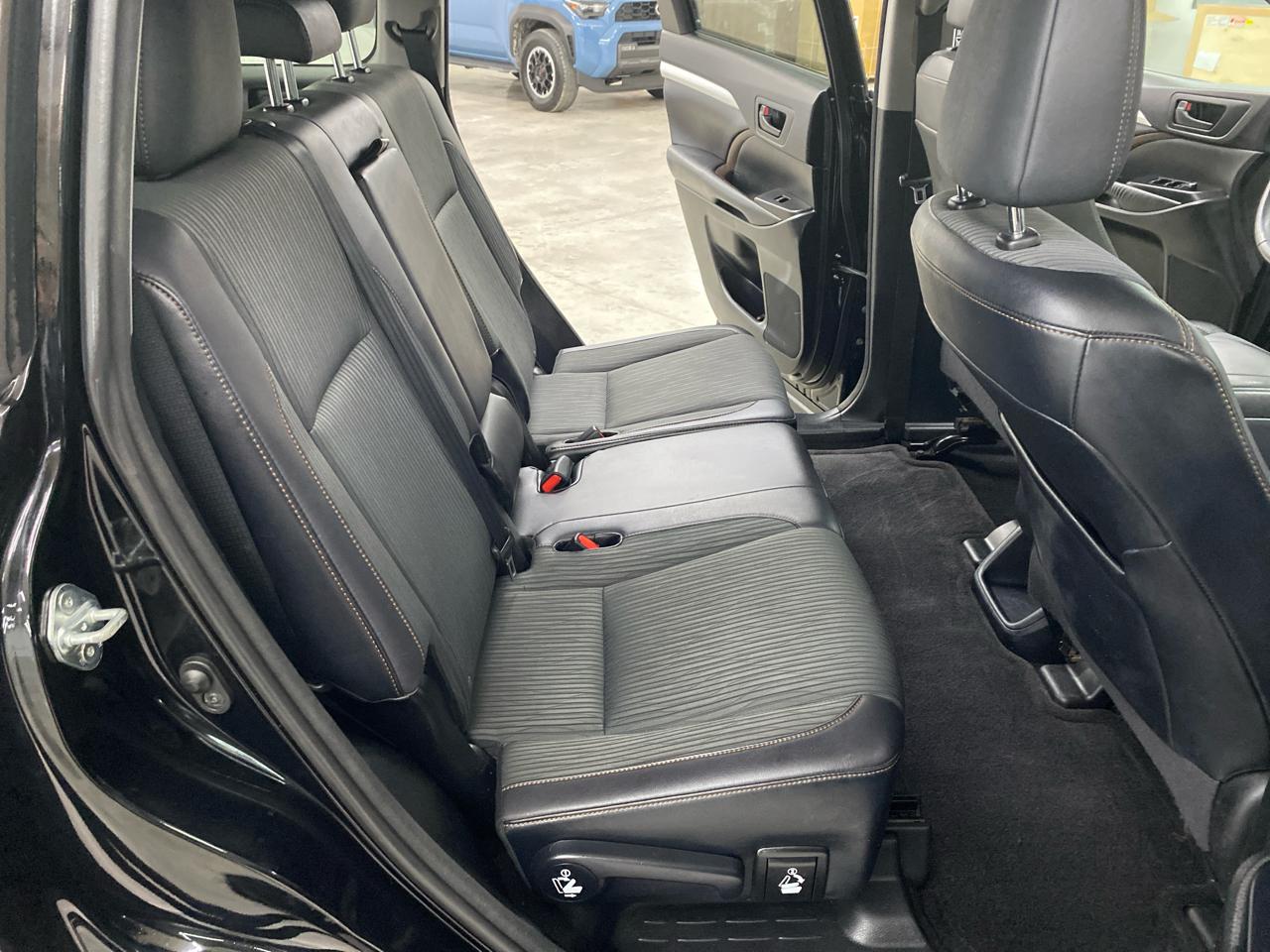 Toyota Highlander AWD 4dr V6 LE (Natl) 2016