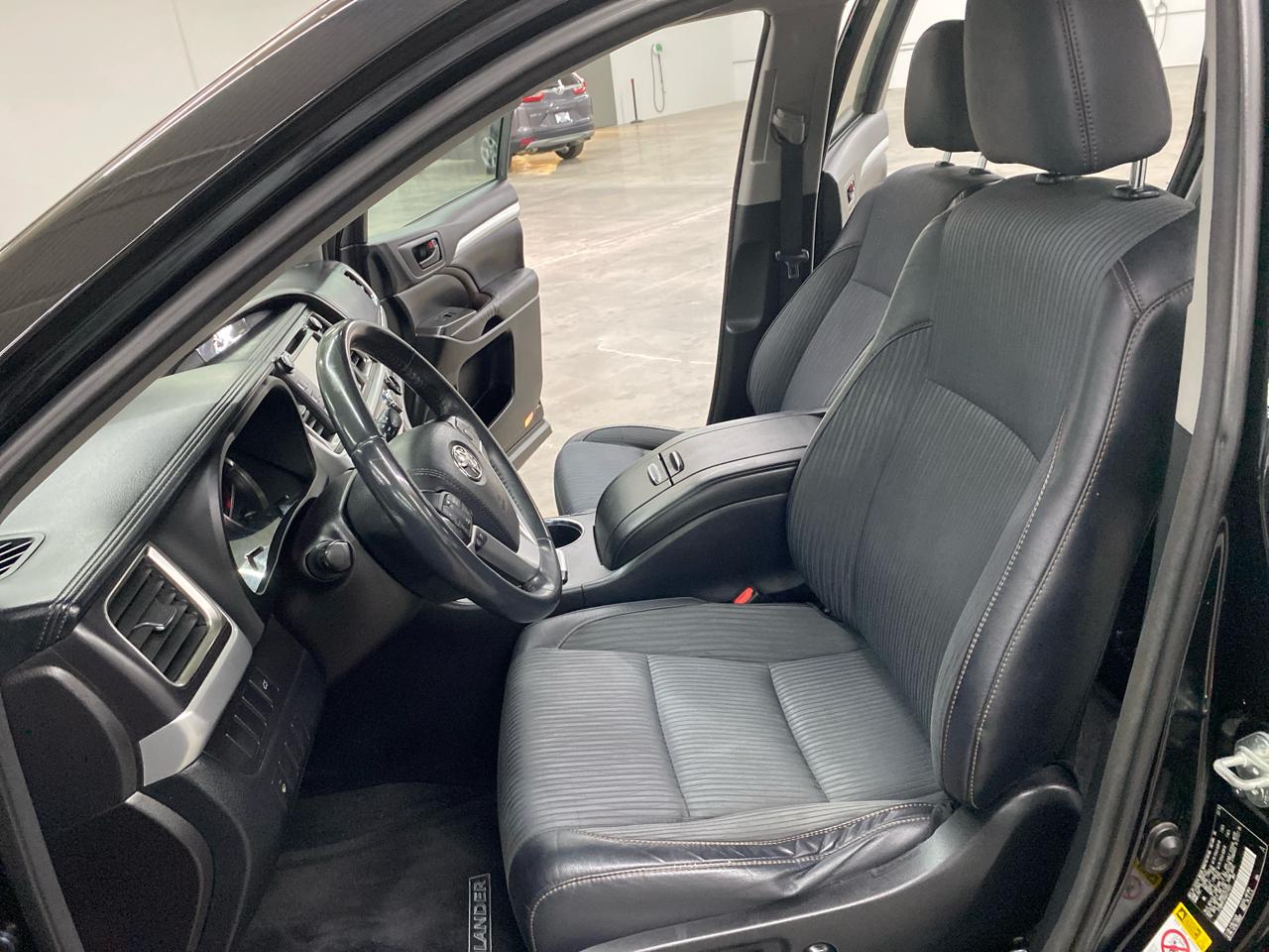 Toyota Highlander AWD 4dr V6 LE (Natl) 2016