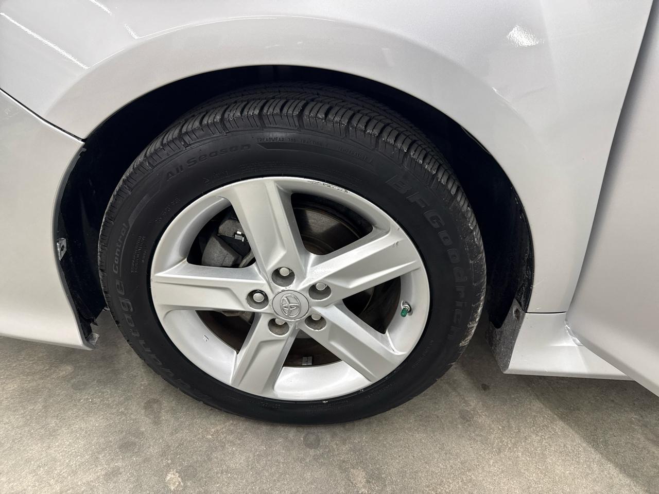 Toyota Camry 4dr Sdn I4 Auto XLE (Natl) 2013