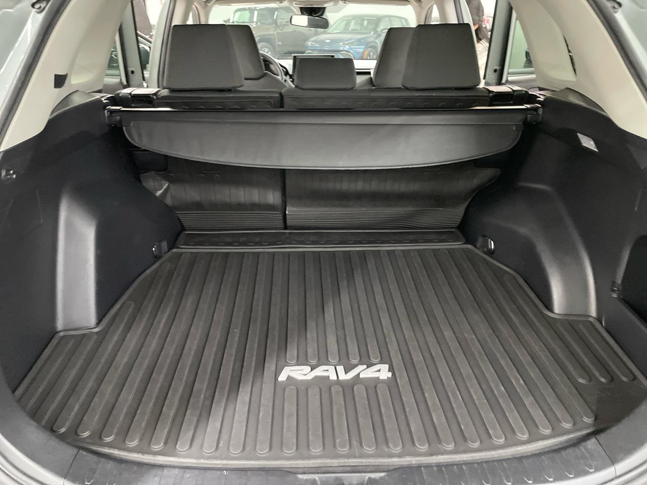 Toyota RAV4 XLE FWD (Natl) 2021