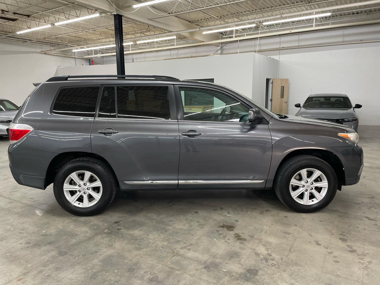 Toyota Highlander FWD 4dr V6 (Natl) 2013