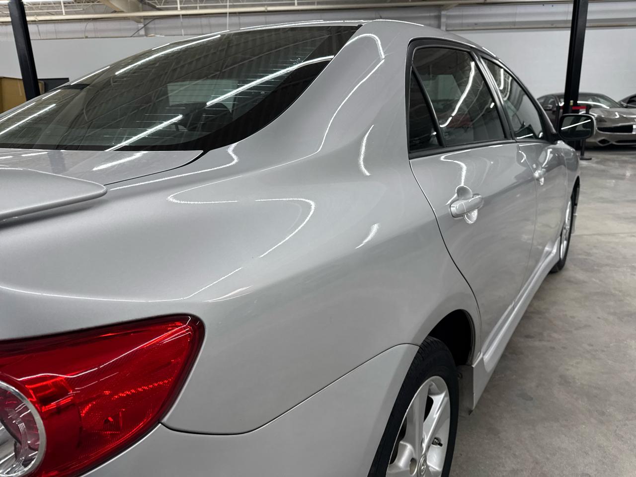 Toyota Corolla 4dr Sdn Auto LE (Natl) 2012