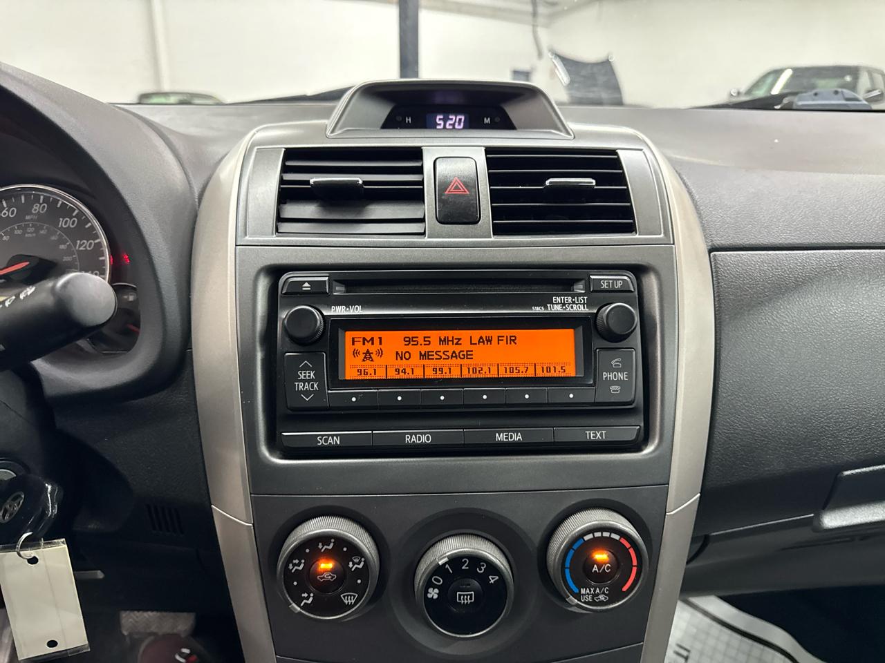 Toyota Corolla 4dr Sdn Auto LE (Natl) 2012