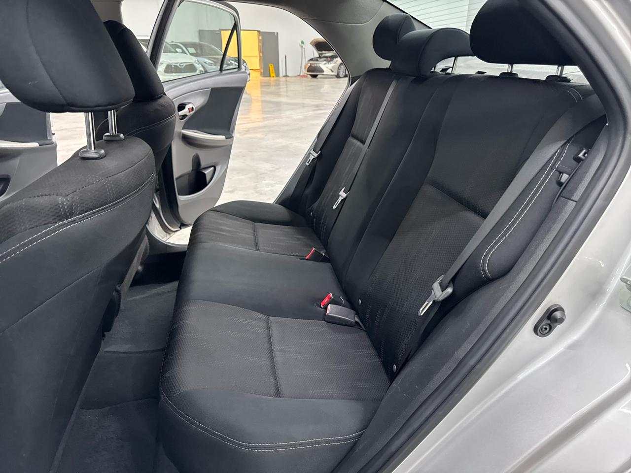 Toyota Corolla 4dr Sdn Auto LE (Natl) 2012