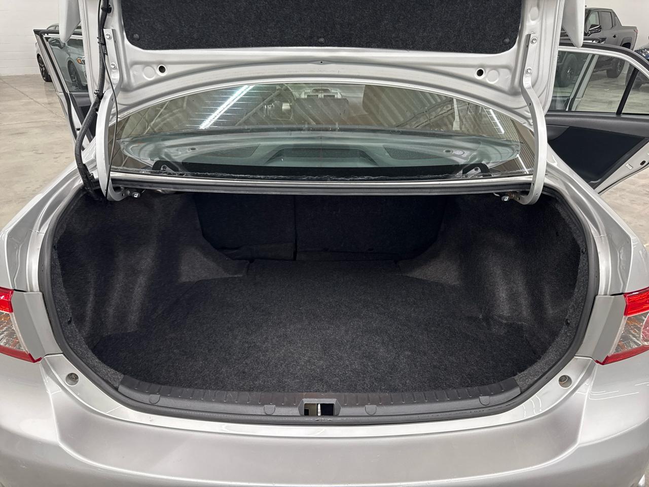 Toyota Corolla 4dr Sdn Auto LE (Natl) 2012