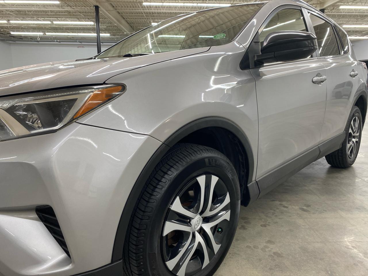 Toyota RAV4 LE FWD (Natl) 2018