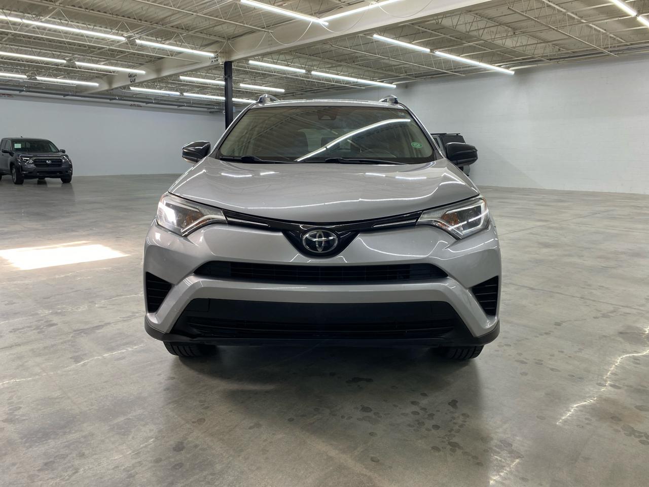 Toyota RAV4 LE FWD (Natl) 2018
