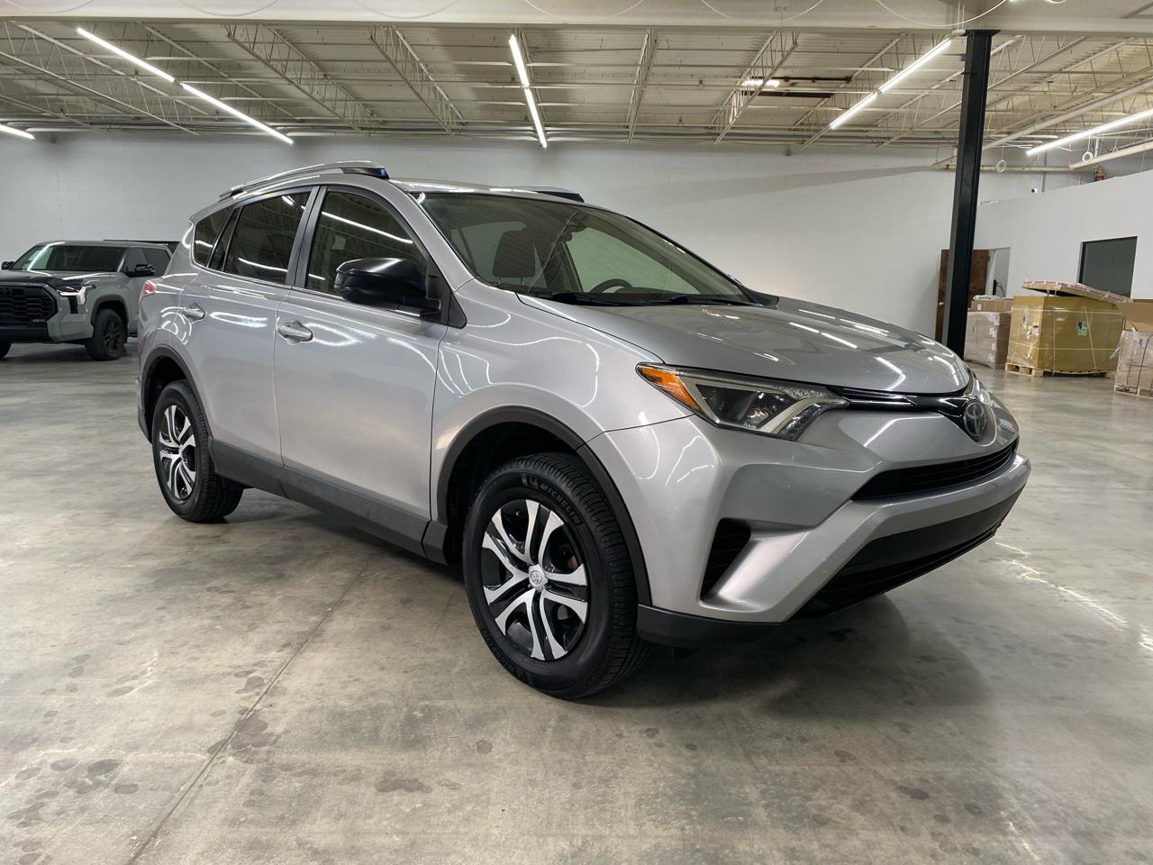 Toyota RAV4 LE FWD (Natl) 2018