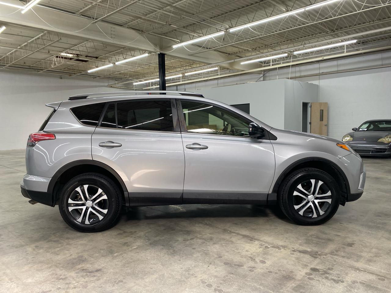 Toyota RAV4 LE FWD (Natl) 2018