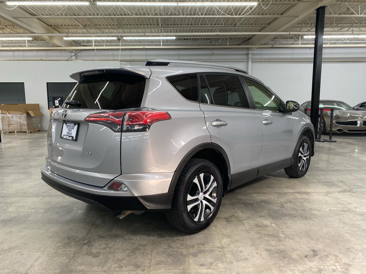 Toyota RAV4 LE FWD (Natl) 2018