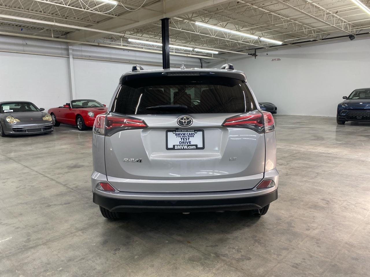 Toyota RAV4 LE FWD (Natl) 2018