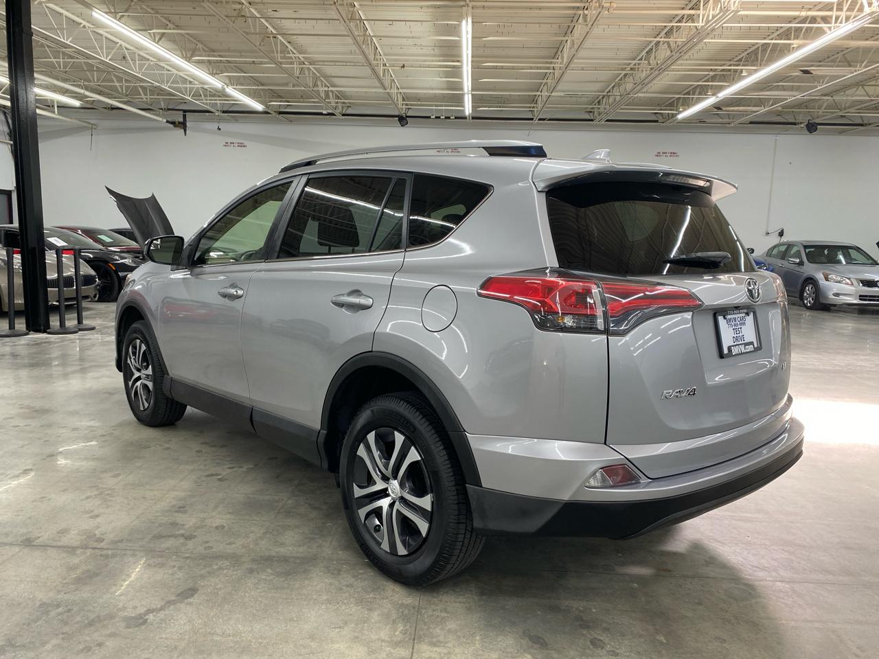 Toyota RAV4 LE FWD (Natl) 2018