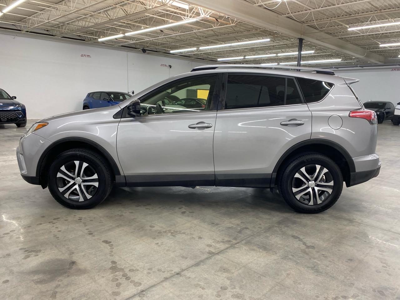 Toyota RAV4 LE FWD (Natl) 2018