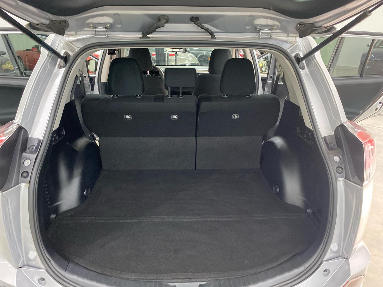 Toyota RAV4 LE FWD (Natl) 2018