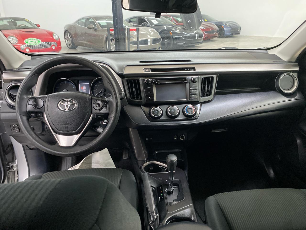 Toyota RAV4 LE FWD (Natl) 2018