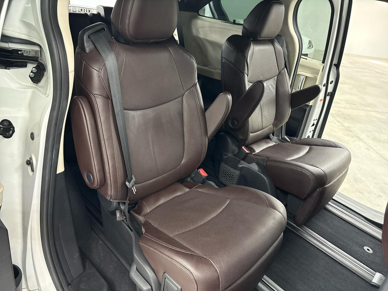 Toyota Sienna Platinum FWD 7-Passenger (Natl) 2023