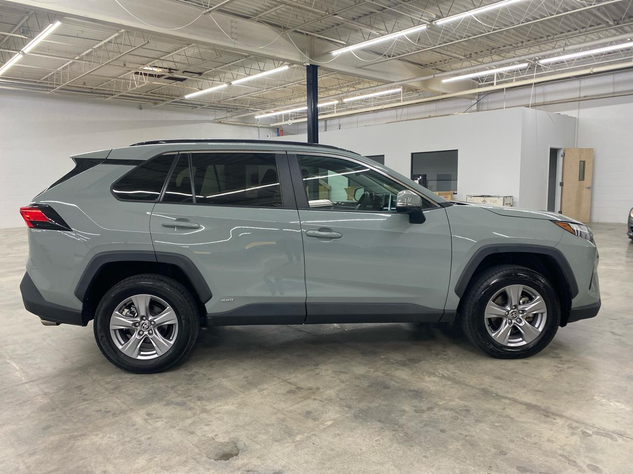 Toyota RAV4 Hybrid XLE AWD (Natl) 2023