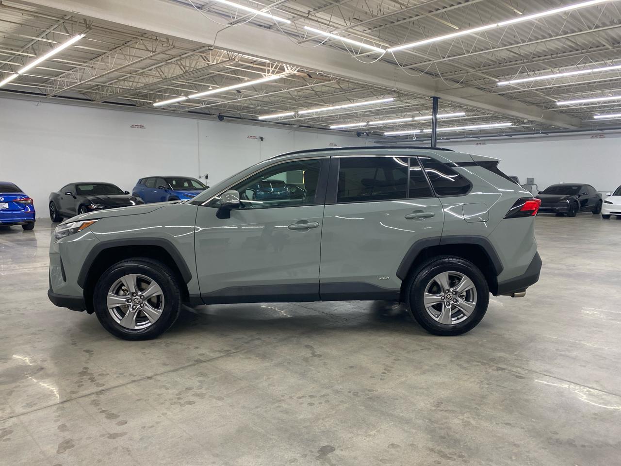Toyota RAV4 Hybrid XLE AWD (Natl) 2023